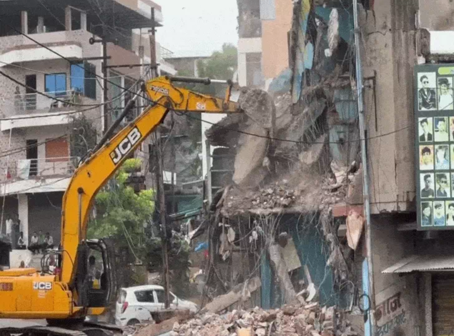 इंदौर जर्जर भवन कार्रवाई: इंदौर में जर्जर भवनों पर निगम का एक्शन, मॉनसून के मद्देनजर दो खतरनाक मकान ढहाए